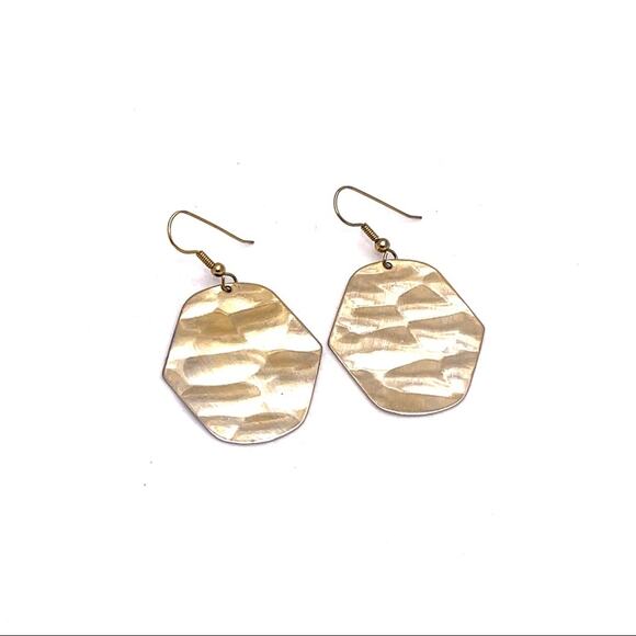 Gold dangling wavy earrings - Picture 2 of 4